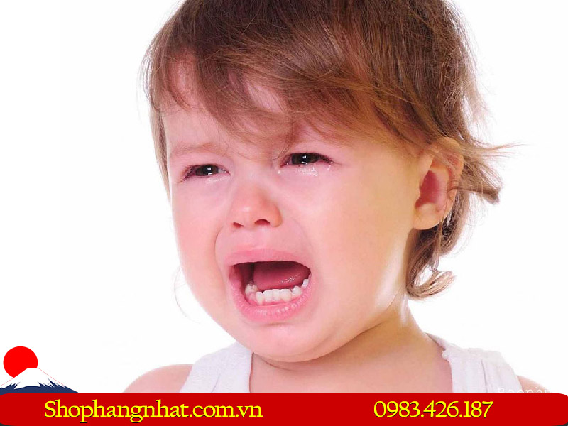 Trẻ bị viêm xoang hay quấy khóc do nghẹt mũi, phải há mồm để thở.